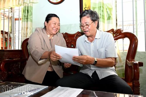 Trưởng thôn 4 (xã Diên Điền) phát phiếu lấy ý kiến Nhân dân về việc thành lập phường Diên Điền.
