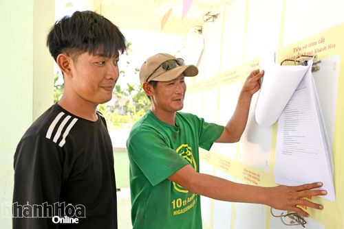 Người dân thôn 4 (xã Diên Điền) tìm hiểu dự thảo đề án thành lập phường Diên Điền.