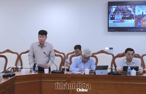 Giám đốc Ban Quản lý Dự án đầu tư xây dựng tỉnh Phạm Minh Tân báo cáo công việc.