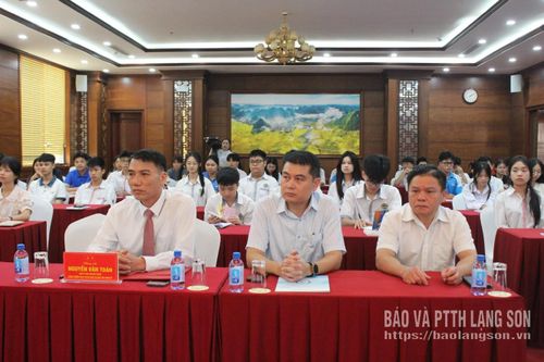 Các đại biểu dự lễ khai giảng