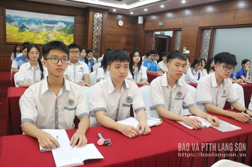 Các học sinh tham gia lớp bồi dưỡng