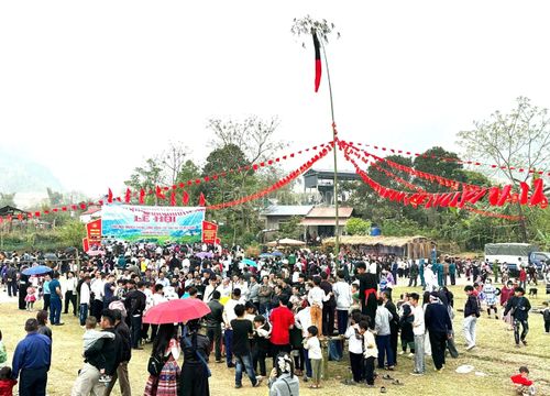 Đông đảo người dân và du khách tham gia Lễ hội Văn hóa truyền thống cộng đồng các dân tộc xã Dền Sáng năm 2026.