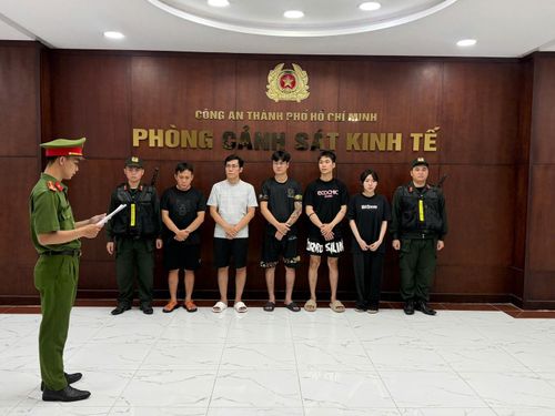 Cơ quan Cảnh sát điều tra tống đạt các quyết định và lệnh đối với các đối tượng.