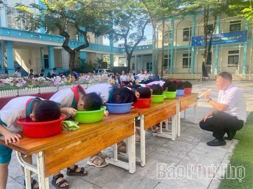 Các em học sinh trải nghiệm kỹ năng lấy hơi nín thở trong môi trường nước.