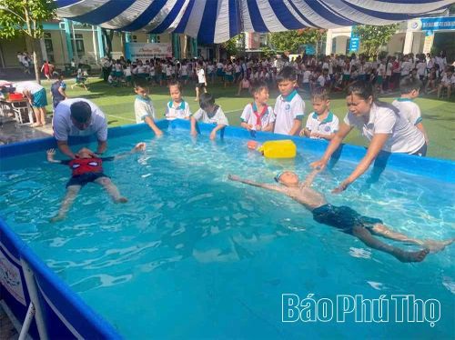 Các em học sinh được trải nghiệm kỹ năng tự nổi trên mặt nước.
