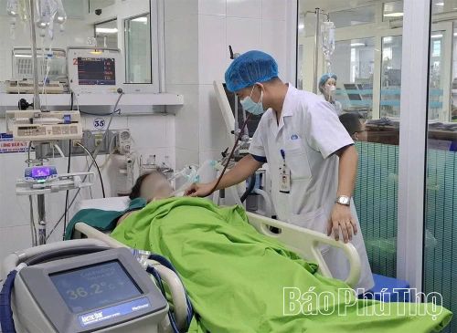 Bác sĩ Khoa Hồi sức tích cực - Chống độc, Bệnh viện Đa khoa tỉnh thường xuyên thăm khám bệnh nhân đang điều trị tại bệnh viện do thời tiết nắng nóng.