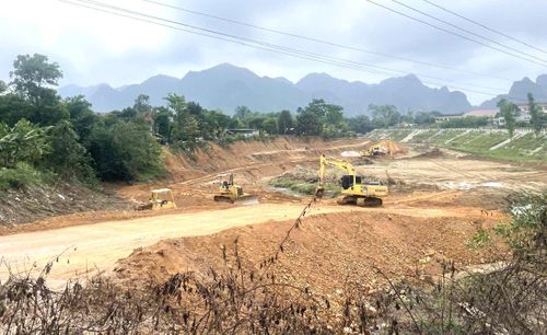 Dự án kè chống sạt lở bờ suối tại tổ dân phố 3, xã Minh Hóa đang được đơn vị thi công gấp rút triển khai xây dựng - Ảnh: C.H
