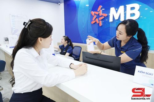 MB Bank Chi nhánh Sơn La tư vấn, hướng dẫn khách hàng cài đặt và trải nghiệm các sản phẩm dịch vụ Online.