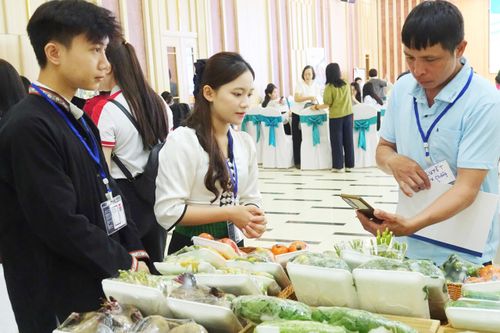 Khách hàng tìm hiểu thông tin sản phẩm của HTX Xanh 26.3 qua quét mã QR. Ảnh: Nguyễn Yến