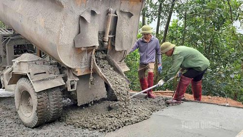 Con đường rộng 3,5m, đạt quy chuẩn phổ biến cho đường giao thông nông thôn.