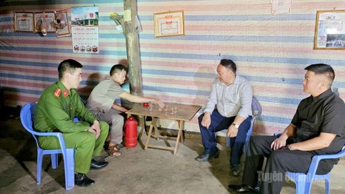 Lực lượng công an xã và cán bộ xã Thắng Mố tuyên truyền, vận động Nhân dân tích cực tham gia đấu tranh, tố giác tội phạm ma túy.