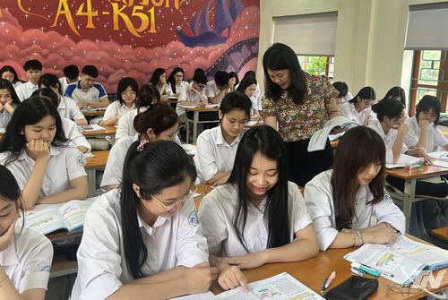 Giáo viên Trường THPT Dương Tự Minh hướng dẫn học sinh kỹ năng, phương pháp làm bài thi tại Kỳ thi tốt nghiệp THPT năm 2026.