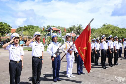 Lễ chào cờ trên đảo Trường Sa.