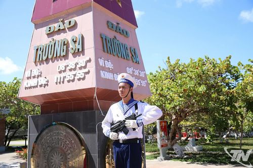Chiến sĩ canh gác bên cột mốc chủ quyền trên đảo Trường Sa.