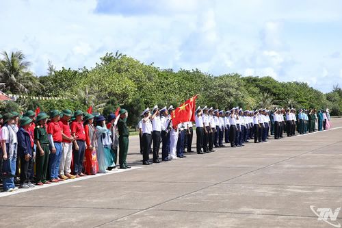 Quân và dân trên đảo Trường Sa.