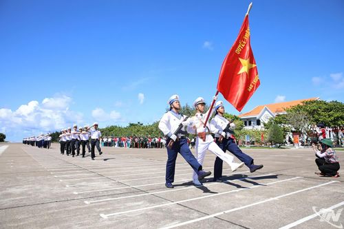 Lễ duyệt đội ngũ của cán bộ, chiến sĩ trên đảo Trường Sa.