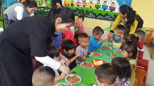 Giáo viên vùng cao A Lưới hướng dẫn trẻ trong bữa ăn