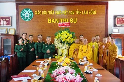 Phái đoàn do Đại tá Nguyễn Văn Sơn làm trưởng đoàn đến chúc mừng Ban Trị sự nhân Đại lễ Phật đản
