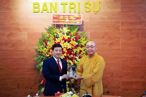 Hòa thượng Thích Minh Nhật và ông Y Thanh Hà Niê Kđăm 