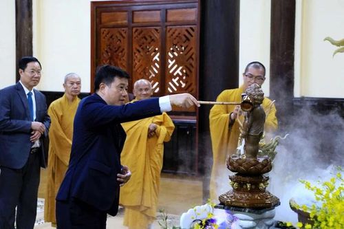 Thực hiện nghi thức Tắm Phật