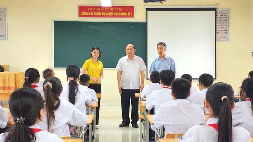 Ông Phùng Đắc Chiến, Chủ tịch UBND xã Vĩnh Thành kiểm tra công tác tuyên truyền phòng chống đuối nước ở các cơ sở giáo dục của xã.