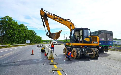 Nhà thầu đang tiếp tục triển khai dải phân cách ở giữa và hoàn thành hạng mục còn lại để cho thông tuyến.