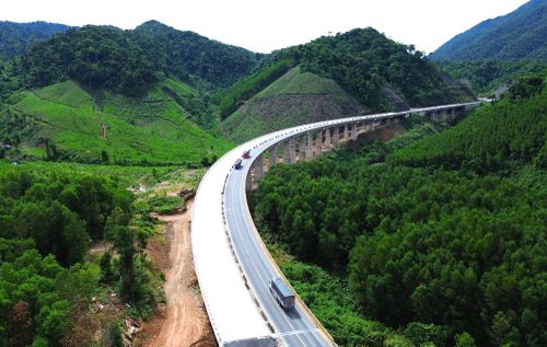 Trên tuyến có 50 cầu, hiện các nhà thầu đã thi công xong các hạng mục chính và bản mặt cầu, chỉ còn lại các hạng mục lan can cầu, thảm nhựa mặt cầu…