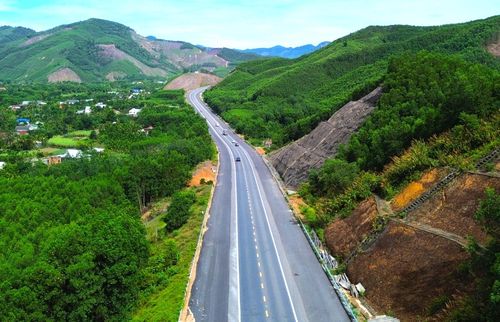 Ông Trần Đức Hiệp, Giám đốc điều hành Ban QLDA mở rộng cao tốc La Sơn - Hòa Liên thông tin, đến nay toàn bộ dự án đã hoàn thành khoảng 95% khối lượng xây lắp.