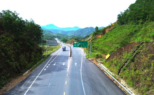 Theo ông Hiệp, nhằm đảm bảo an toàn trên tuyến đường, đơn vị đã cắm biển báo cấm các loại xe khách từ 9 chỗ ngồi trở lên và xe tải từ ≥06 trục lưu thông trên tuyến.