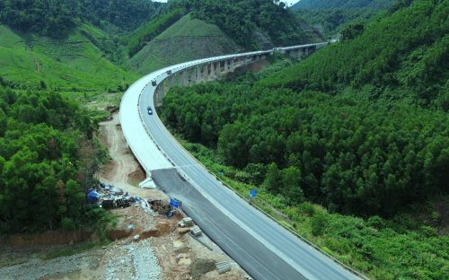 Tại một số điểm sạt trượt ta luy âm tại Km 50+700, cho phép các phương tiện lưu thông qua đây với tốc độ tối đa 30km/h. Thời gian thực hiện từ ngày 1/4 đến hết ngày 30/6.