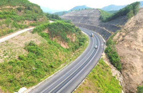Đại diện Công ty Cổ phần 484 thi công mặt đường mở rộng cao tốc La Sơn - Hòa Liên từ Km0 - Km 21+100 cho hay, đến nay đơn vị đã thi công hoàn thiện phần mặt đường rộng bốn làn xe.