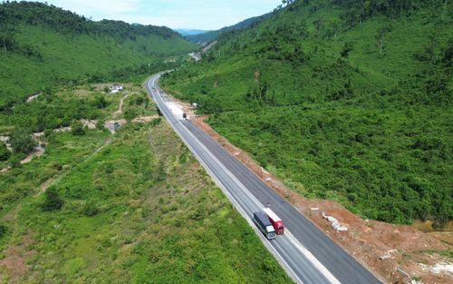 Dọc tuyến cao tốc La Sơn - Hòa Liên kết nối giữa Huế và Đà Nẵng cơ bản hoàn thành mặt đường rộng bốn làn xe.