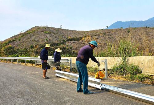 Tại công trường, nhà thầu đang tiếp tục hoàn thành phần hộ lan hai bên đường và gắn dải phân cách…