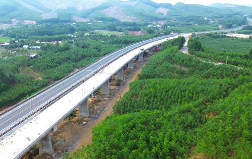 Hiện, các nhà thầu tập trung thi công các hạng mục còn lại, đặc biệt hoàn thiện 50 cây cầu trên tuyến và hệ thống an toàn giao thông đồng bộ…