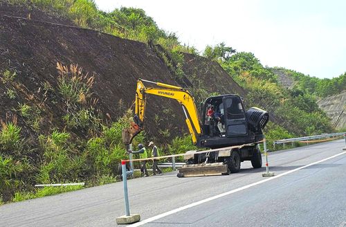 Phần hộ lan để bảo đảm an toàn giao thông trên tuyến cũng cơ bản hoàn thành.