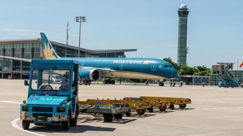 Đối với cán bộ, công nhân viên làm việc trong khu bay, thời tiết càng khắc nghiệt, khối lượng và áp lực công việc lại càng tăng lên.