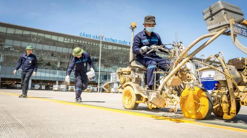 Thời điểm nắng gắt cũng là lúc các đội ngũ phải tăng tốc làm việc để đảm bảo mọi công trình, hạng mục bảo dưỡng trong khu bay hoàn thành đúng tiến độ, tránh bị gián đoạn khi thời tiết chuyển dông, lốc bất chợt.