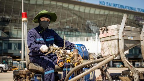 Bên cạnh việc điều tiết thời gian lao động khoa học, Công đoàn Cảng hàng không quốc tế Nội Bài cũng kịp thời tổ chức các đợt thăm hỏi, tặng quà nhằm tiếp thêm động lực cho các lực lượng đang căng mình bám trụ tại các "điểm nóng" khắc nghiệt nhất của phi trường.