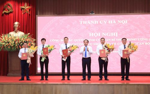 Bí thư Thành ủy Hà Nội Trần Đức Thắng trao quyết định của Ban Bí thư về công tác cán bộ. Ảnh: PV