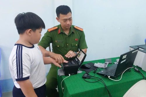 Công an phường Cao Lãnh, tỉnh Đồng Tháp thu nhận hồ sơ làm căn cước, định danh điện tử mức 2 cho học sinh