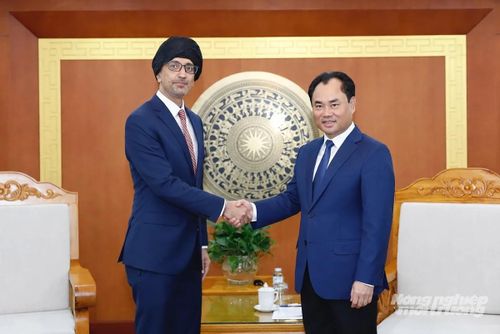 Đại sứ Rajpal Singh và Bộ trưởng Trịnh Việt Hùng. Ảnh: Khương Trung