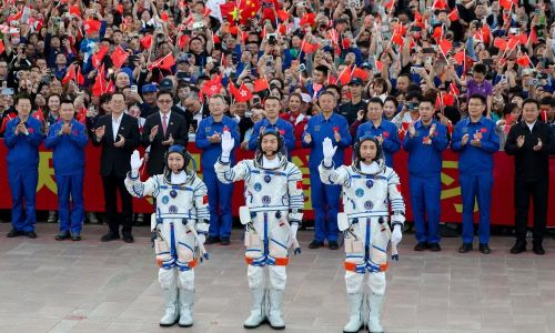 Các phi hành gia Trung Quốc trước khi lên đường. Ảnh Reuters.