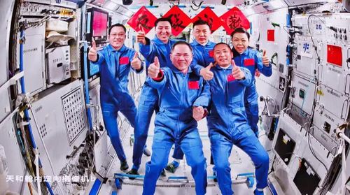 Các phi hành gia Trung Quốc tại trạm vũ trụ Thiên Cung. Ảnh Tân Hoa Xã.