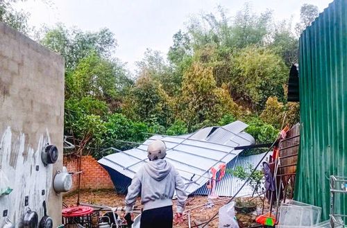 Nhiều nhà cửa của người dân bị hư hại do mưa lớn kèm theo lốc xoáy.
