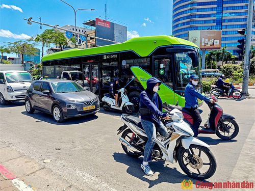 Nút giao Giải Phóng - Đại Cồ Việt - Xã Đàn lúc 13h chiều vốn có rất ít bóng cây xanh mà chỉ có đường bê tông hầm hập nóng cùng dòng xe cộ ùn ùn xả khói. Một bác xe ôm công nghệ dừng đèn đỏ trên đường Giải Phóng chia sẻ: “Ngồi ngoài đường vài phút thôi đã thấy nóng không chịu nổi, vậy mà các chú CSGT phải đứng hàng tiếng đồng hồ giữa trời nắng thế này. Thật sự rất vất vả”.