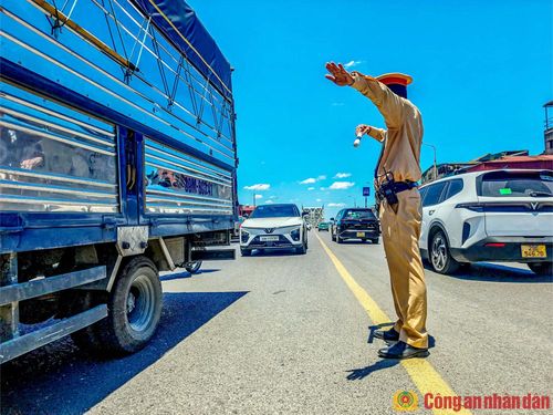 PV Báo CAND có mặt tại khu vực cầu Chương Dương thời điểm 12h trưa 25/5, mặt đường bỏng rát như rang lửa, hơi nóng từ nhựa đường hắt lên hầm hập khiến không khí trở nên ngột ngạt đến khó thở. Thế nhưng, giữa dòng người vội vã ấy, hình ảnh những chiến sĩ CSGT trong bộ quân phục vàng vẫn nổi bật dưới nắng gắt.