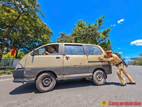 Quá trình làm nhiệm vụ, tổ công tác CSGT phát hiện một chiếc ô tô bất ngờ chết máy nằm giữa đường, ảnh hưởng đến các phương tiện khác đang lưu thông nên đã nhanh chóng hỗ trợ, đẩy chiếc xe vào sát vỉa hè.