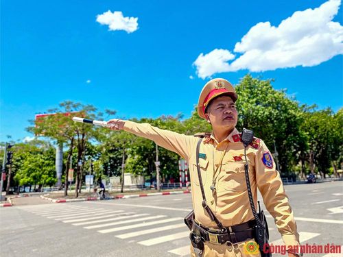 Dưới nền nhiệt gay gắt, cán bộ chiến sĩ Đội CSGT số 4 (Phòng CSGT Công an TP Hà Nội) áo đẫm mồ hôi, gương mặt đỏ sạm vì nắng nóng, đôi mắt cay xè bởi khói bụi và nhiệt độ khắc nghiệt vẫn đứng ngoài trời nhiều giờ, điều tiết dòng xe tại nút giao đông phương tiện, hạn chế để người dân phải chờ lâu giữa cái nắng bỏng rát.