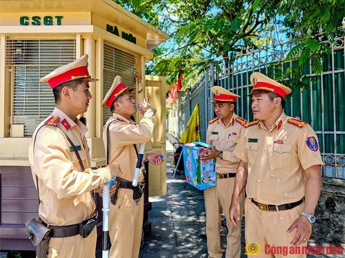  Trung tá Hoàng Văn Bình (Đội phó Đội CSGT số 4) mang nước và khăn ướt đến từng chốt trực của đơn vị để bảo đảm sức khỏe cho CBCS làm nhiệm vụ giữa đợt nắng nóng kéo dài. 