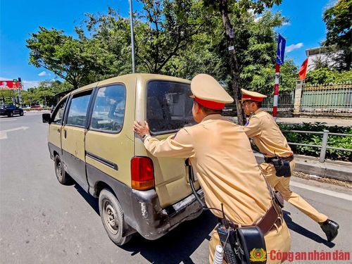 Giữa nền nhiệt bỏng rát, sự hiện diện bền bỉ của những bóng áo vàng không chỉ giữ nhịp giao thông Thủ đô thông suốt, mà còn trở thành điểm tựa cho người dân khi gặp sự cố bất ngờ giữa đường.